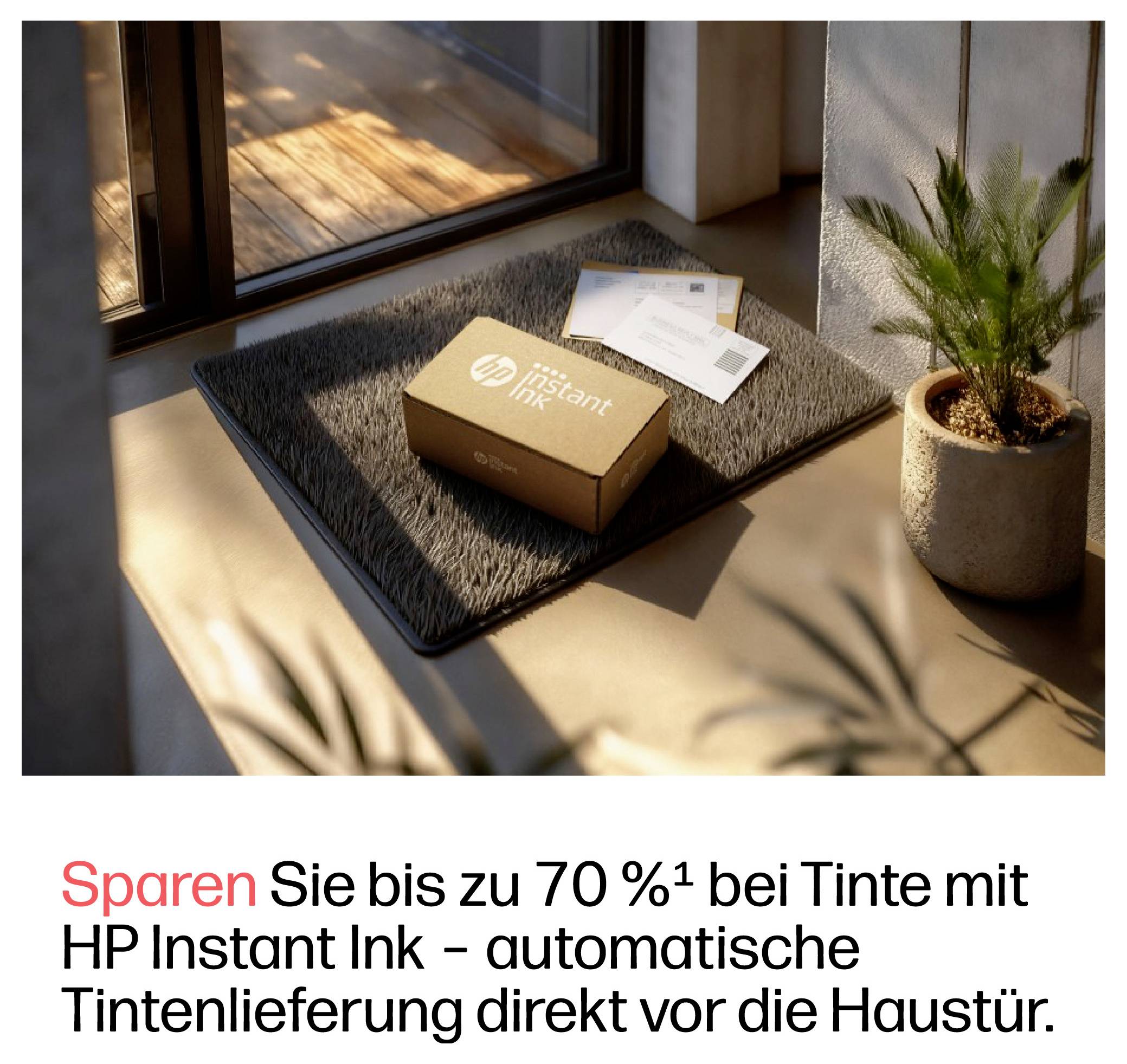 Paquet HP Instant Ink et enveloppe d'envoi sur un paillasson de porte près d'une plante en pot, avec un texte en allemand promouvant des économies allant jusqu'à 70 % sur l'encre et la livraison automatique d'encre.