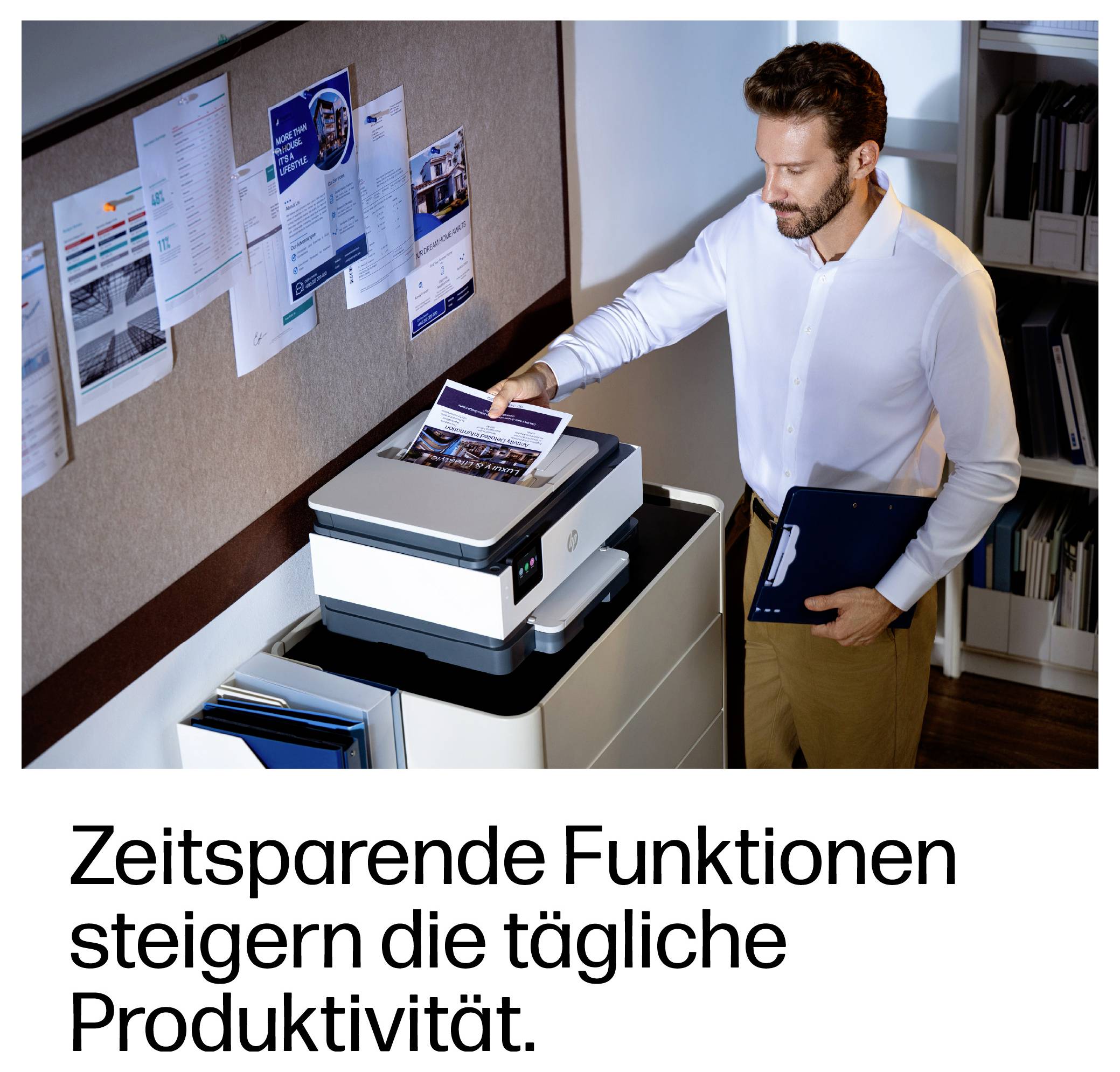 Un homme dans un bureau utilise une imprimante avec une pile de papiers tout en tenant un dossier; le texte allemand dit: « Les fonctions qui font gagner du temps augmentent la productivité quotidienne. »