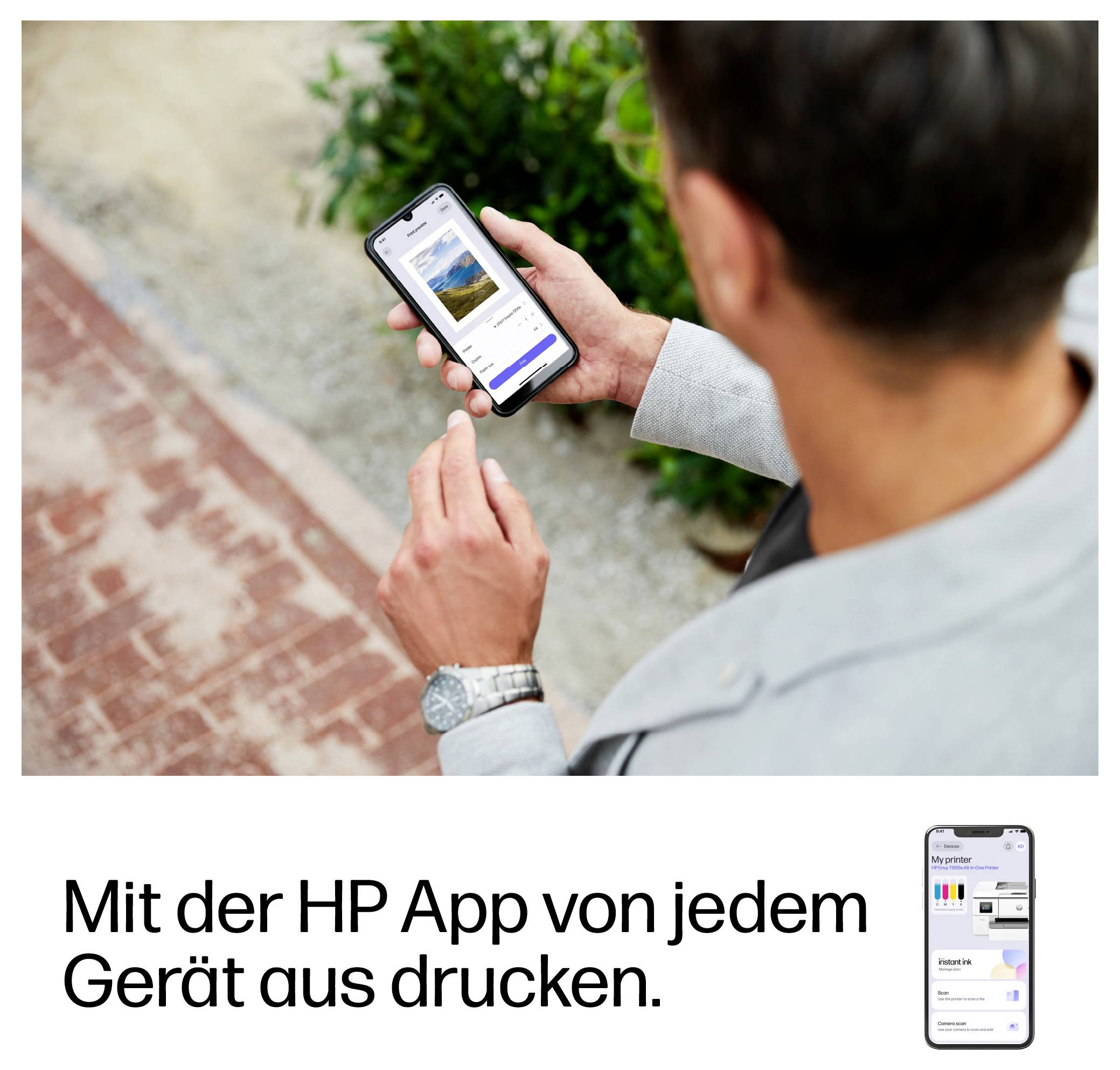Homme utilisant un smartphone avec l'application HP ; le texte indique « Imprimer depuis n'importe quel appareil avec l'application HP » et affiche une maquette de téléphone, promouvant l'impression mobile depuis n'importe quel appareil.