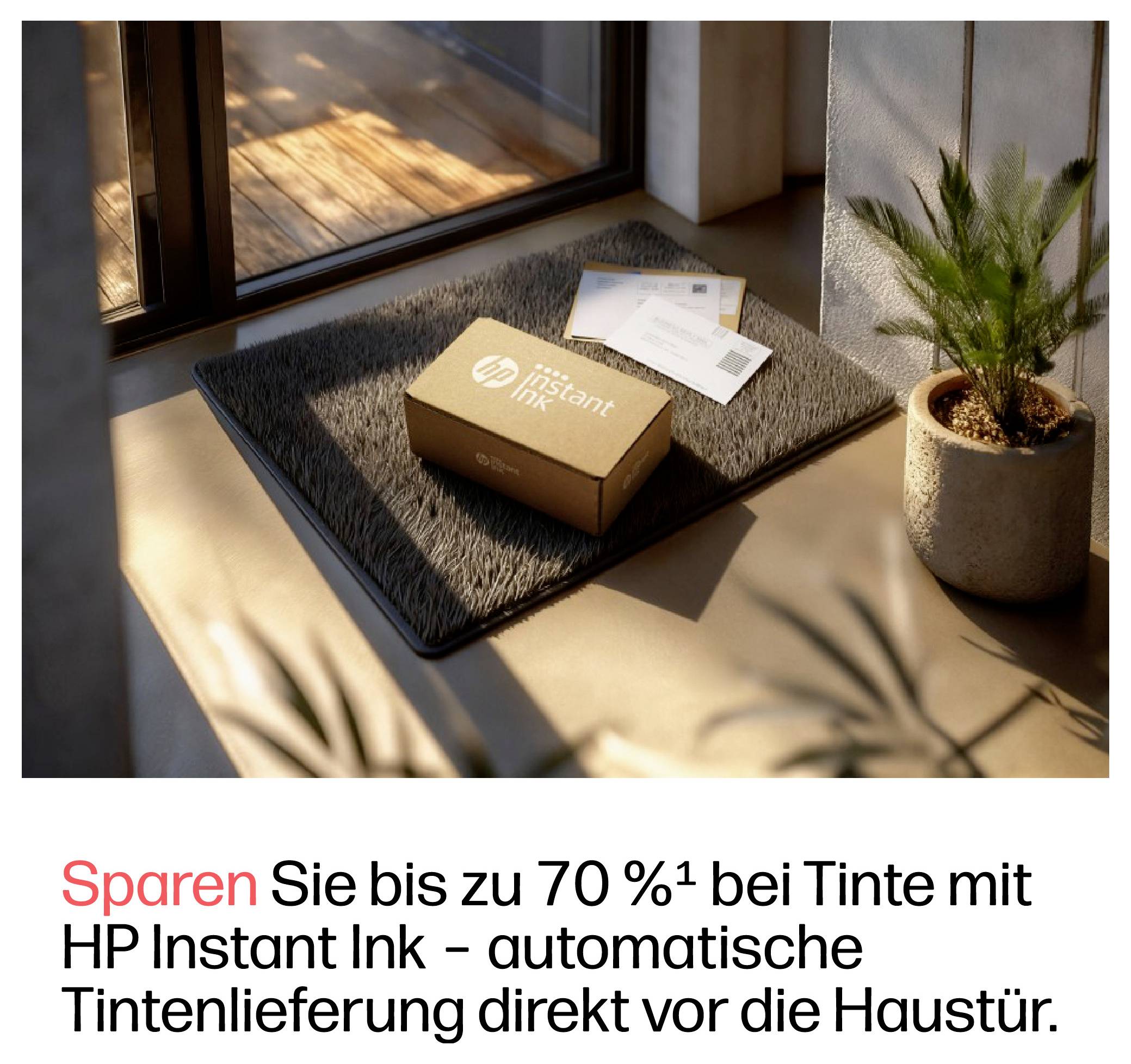 Boîte en carton HP Instant Ink et emballages d'expédition sur un paillasson près d'une porte, promouvant la livraison automatique d'encre et des économies jusqu'à 70%.