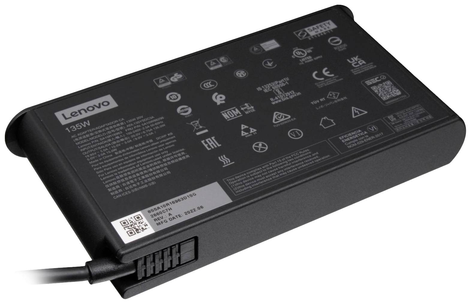 Adaptateur secteur noir avec le logo Lenovo en haut à gauche, différents symboles de certification et spécifications techniques en blanc sur la surface supérieure.