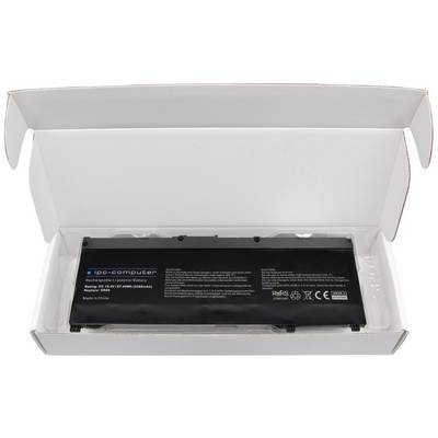 Un batterie d'ordinateur portable noir est posée dans une boîte blanche ouverte. La batterie affiche des spécifications techniques et des informations sur son origine.
