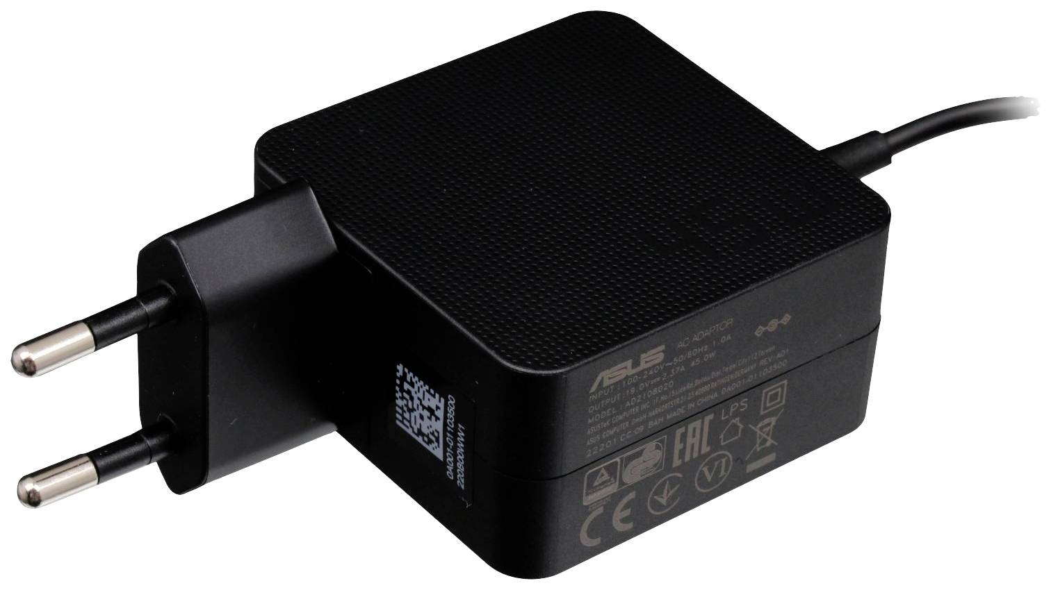 Un chargeur d'ordinateur portable noir avec une fiche européenne et différentes indications de spécifications sur sa surface.