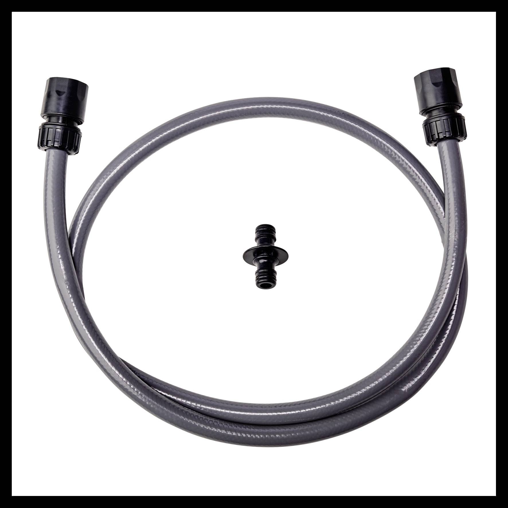 Tuyau flexible gris avec un raccord noir et un petit adaptateur noir au milieu, sur un fond blanc.