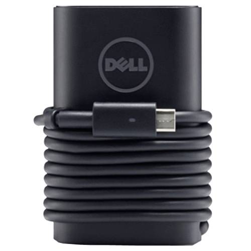 Un chargeur Dell noir avec un câble enroulé et un connecteur USB-C est posé sur une surface blanche.