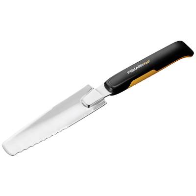 Long couteau de cuisine avec lame dentelée et manche noir. Adapté pour couper le pain ou les aliments tendres.