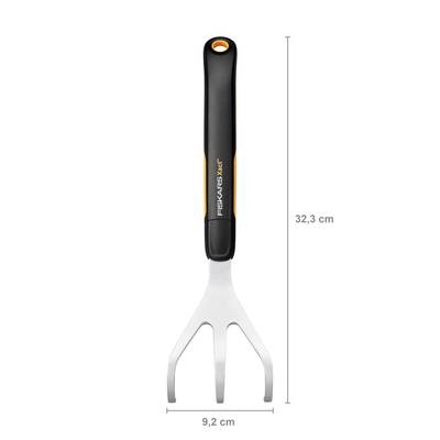 Outil de jardinage à main avec poignée noire et dents argentées. Longueur : 32,3 cm, Largeur : 9,2 cm. Adapté aux travaux de jardinage.