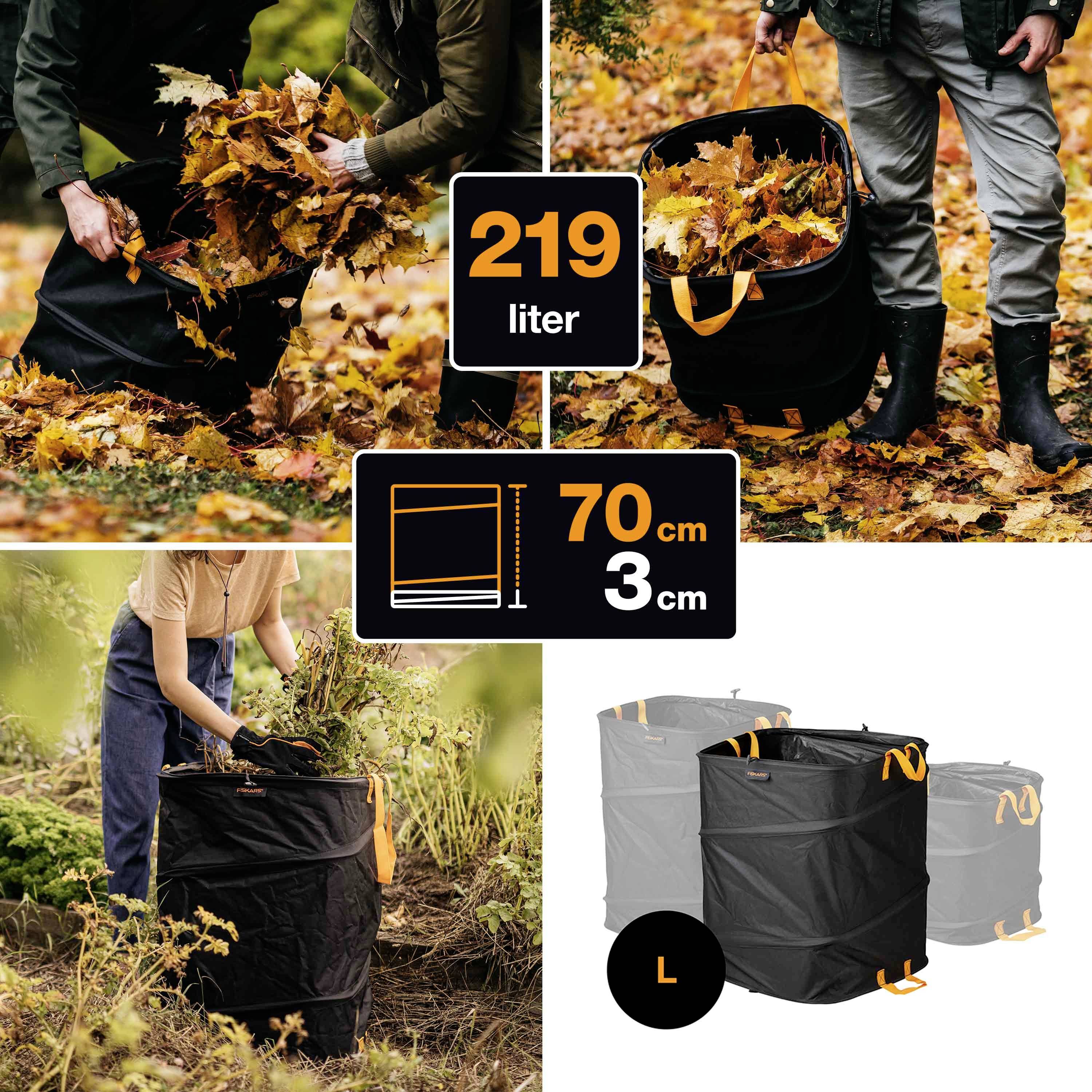 Deux personnes ramassent des feuilles d'automne dans des sacs dans le jardin. En haut à droite est indiquée la taille « 219 litres, 70 cm x 3 cm ».
