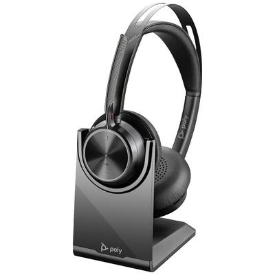 Casque sans fil 'Poly' sur sa station de charge, design moderne, finition noire, avec coussinets d'oreille rembourrés et microphone.