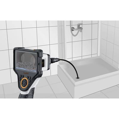 L'écran du caméroscope affiche des tuyaux sous une cabine de douche. La caméra aide à inspecter des zones difficiles d'accès.