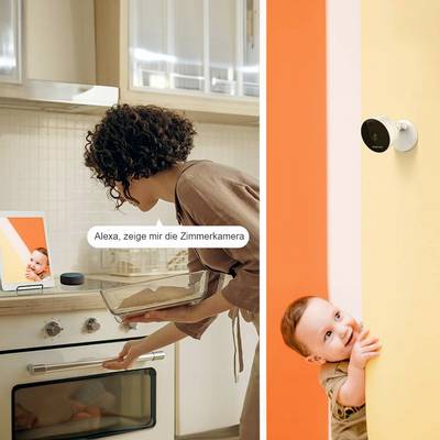 Une femme fait de la pâtisserie dans la cuisine, tandis qu'un bébé regarde à travers une porte depuis le salon. Une tablette affiche : « Alexa, montre-moi la caméra de la chambre ».