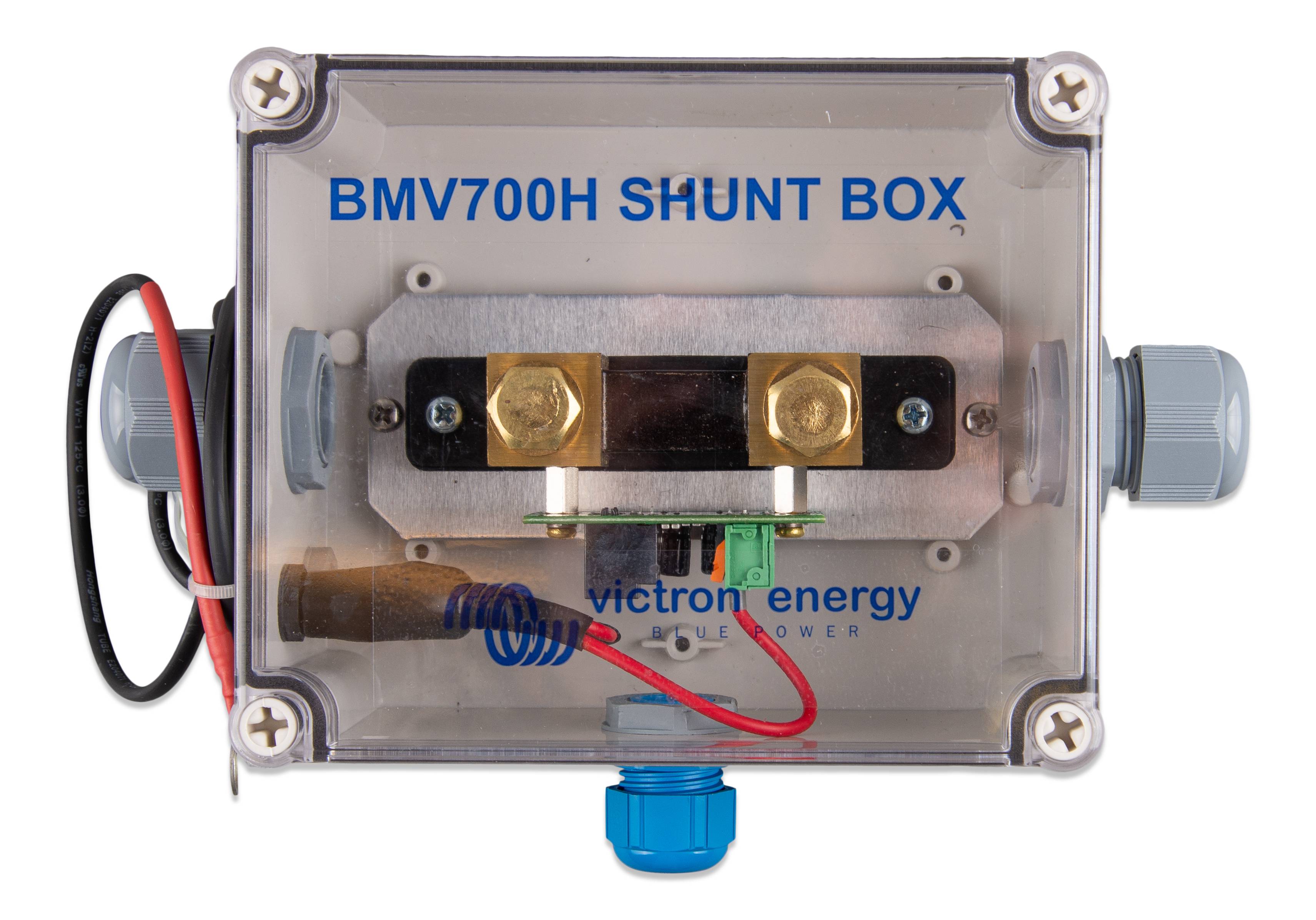 Un boîtier transparent en plastique portant l'inscription 'BMV700H SHUNT BOX' révèle des composants électroniques internes et des connexions de câbles.