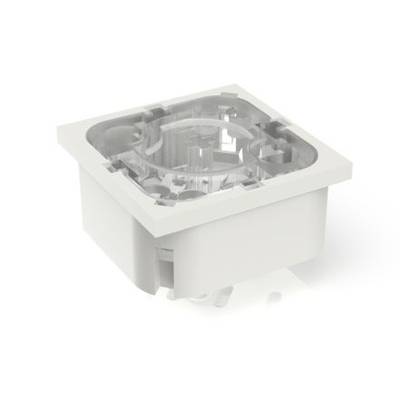 Un adaptateur carré blanc en plastique avec un intérieur structuré, probablement destiné aux installations sanitaires ou électriques.