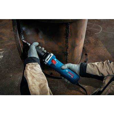 Une personne porte des gants et utilise un outil électrique pour poncer une surface métallique.