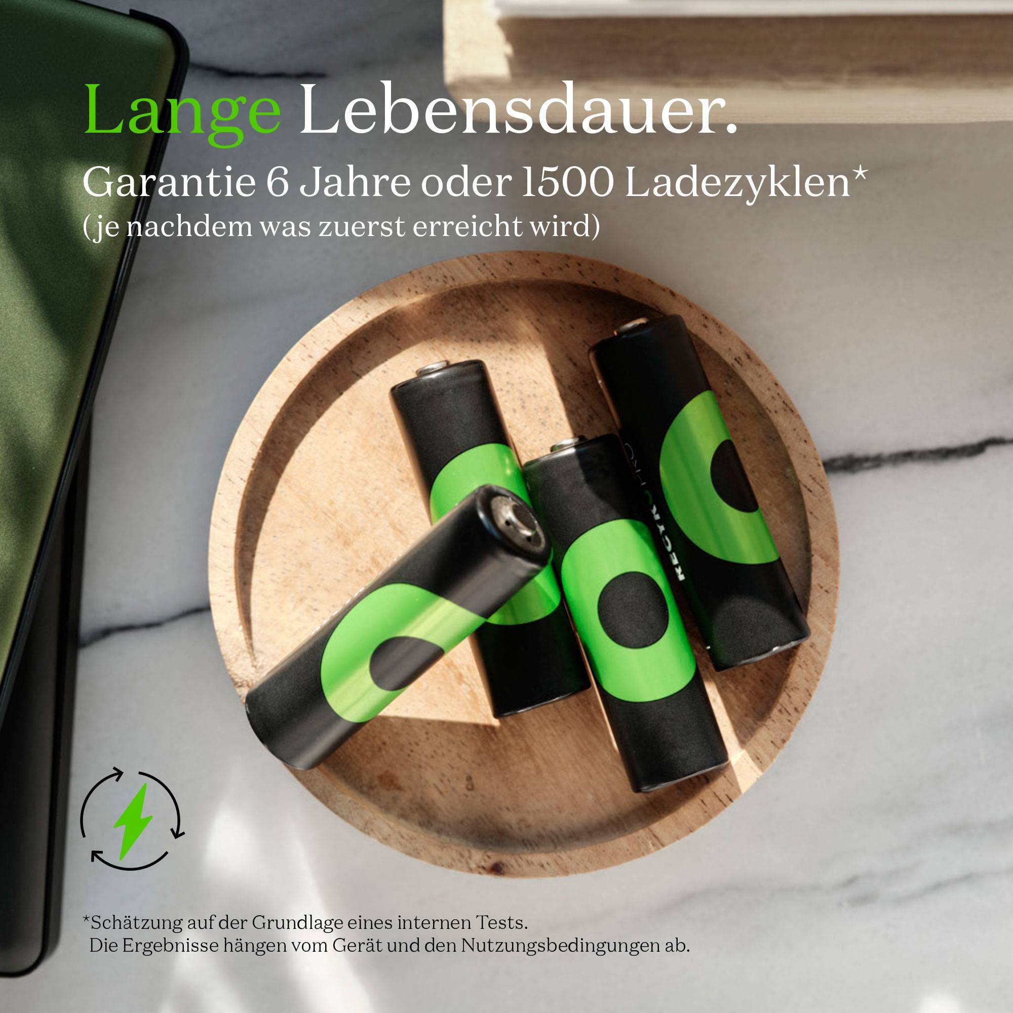 Batteries sur un plateau en bois, avec le texte 'Longue durée de vie. Garantie 6 ans ou 1500 cycles de charge'. Reposant au soleil.