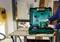Une personne ouvre un coffret à outils vert dans un atelier, avec un tournevis sans fil et ses accessoires, posé sur une table en bois.