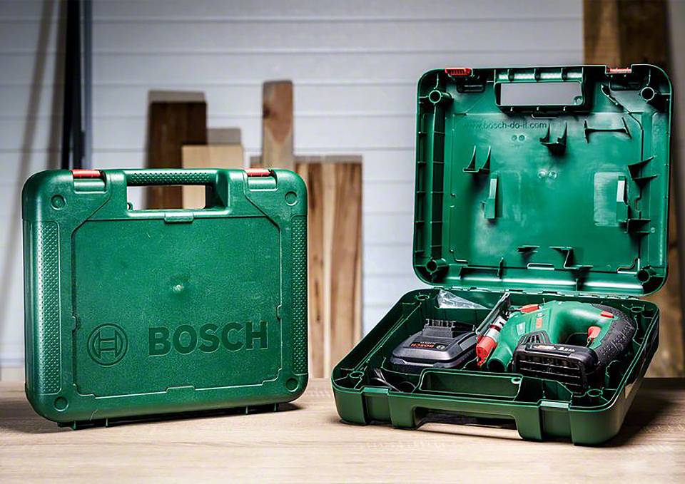 Valise verte Bosch avec logo, ouverte et fermée, contenant une perceuse sans fil et son chargeur, idéale pour les projets de bricolage.