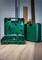 Un coffret à outils vert ouvert et fermé sur une table en bois. Le coffret ouvert montre des compartiments intérieurs pour les outils.