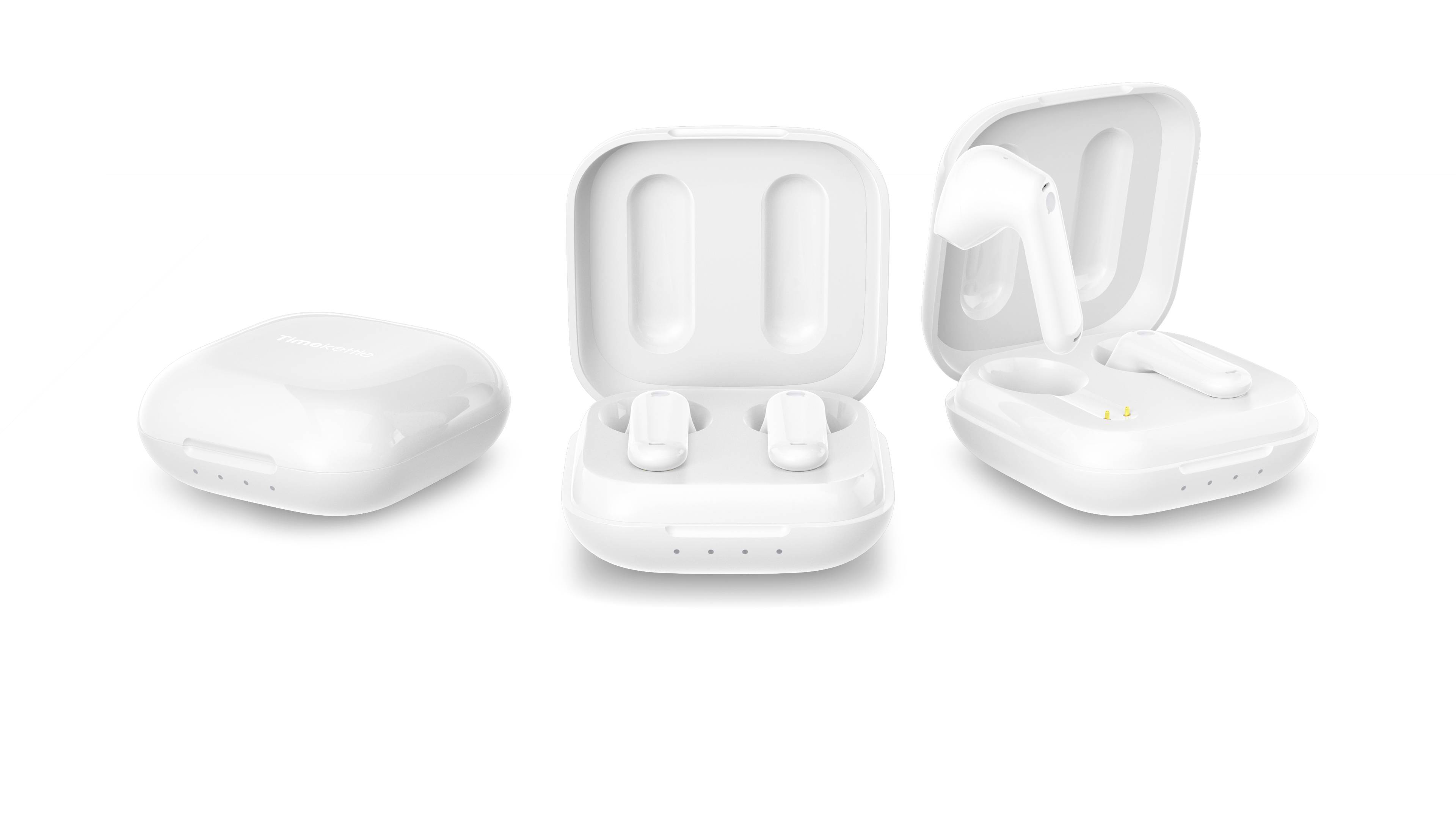 Trois écouteurs blancs sans fil dans leurs boîtiers de charge ouverts sur un fond blanc. Chaque écouteur est placé dans son propre étui.