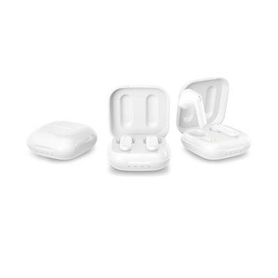Trois écouteurs blancs sans fil dans leurs boîtiers de charge ouverts sur un fond blanc. Chaque écouteur est placé dans son propre étui.
