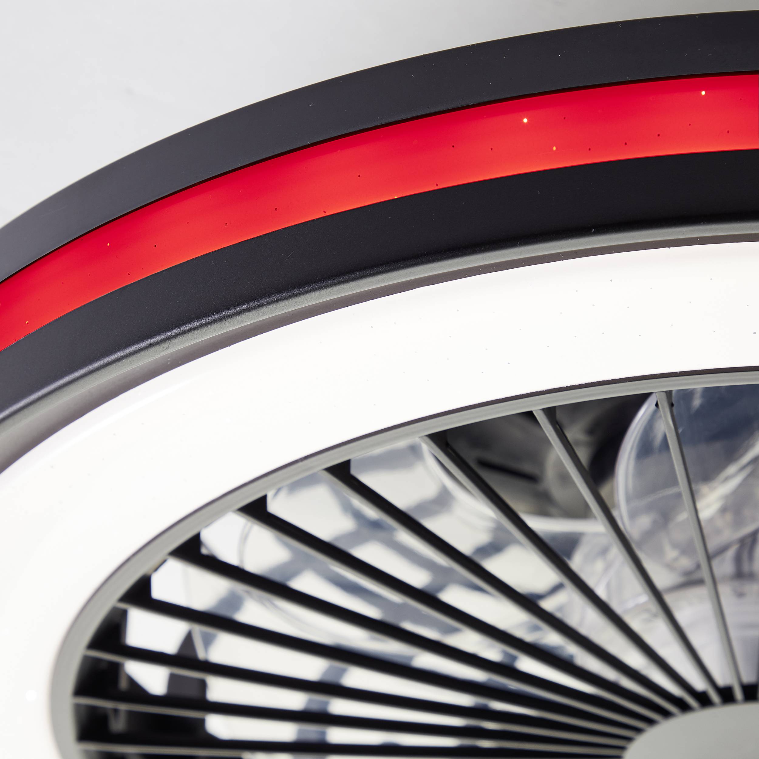 Un design de ventilateur moderne avec deux anneaux, l'un rouge et l'autre blanc.