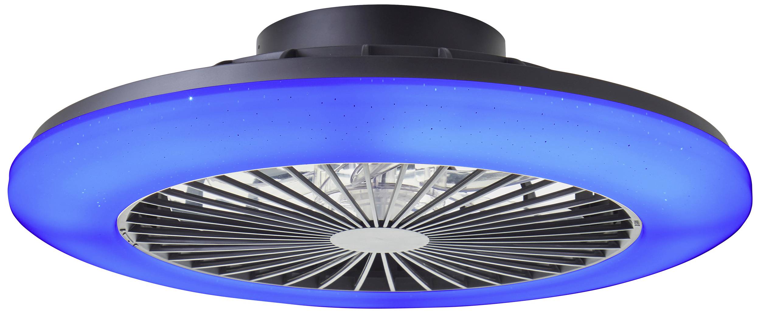 Ventilateur de plafond rond bleu avec boîtier noir et pales visibles, monté près du mur. Apporte une touche de style moderne.