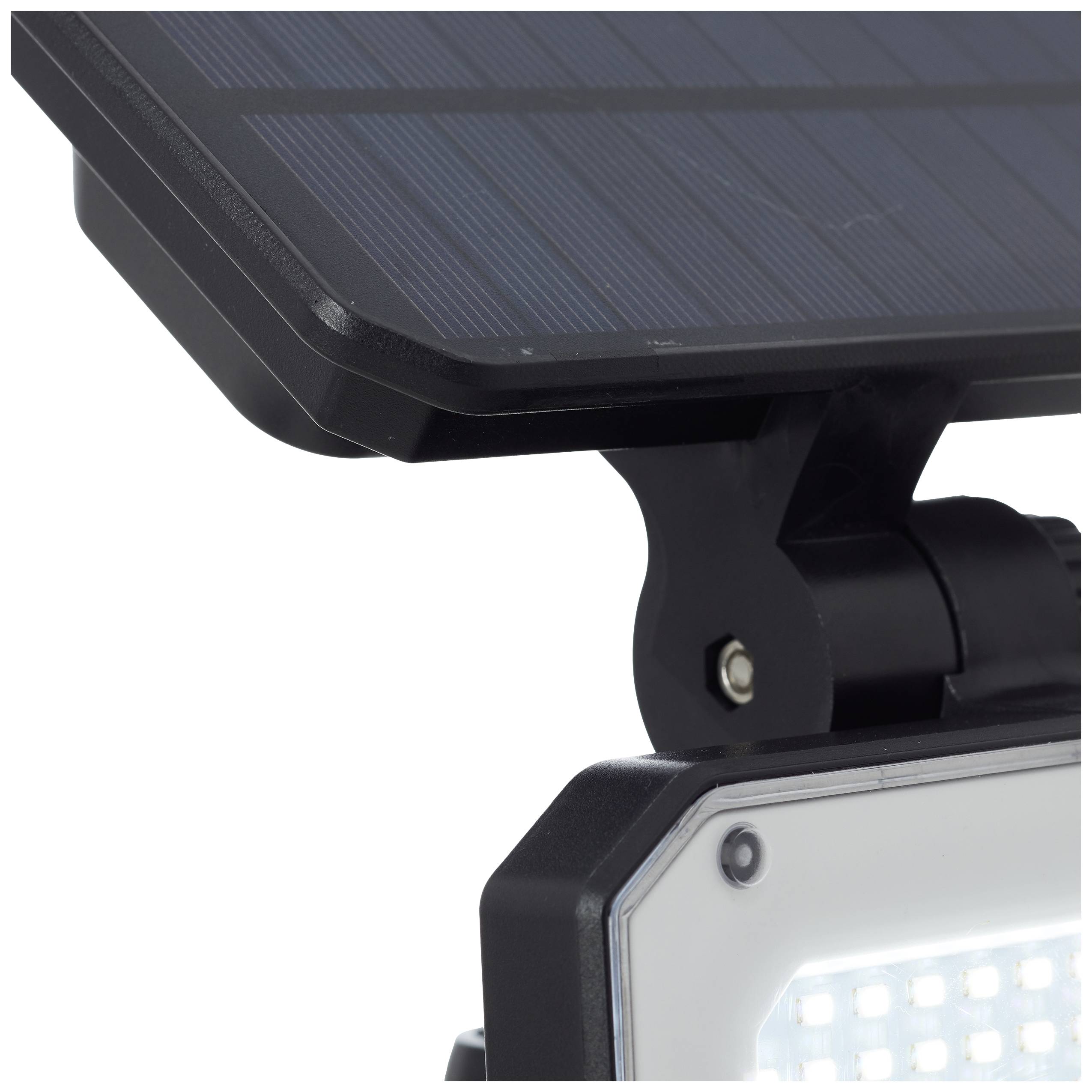 Gros plan d'un module solaire avec un luminaire LED fixé, adapté à l'utilisation de l'énergie solaire pour l'éclairage.