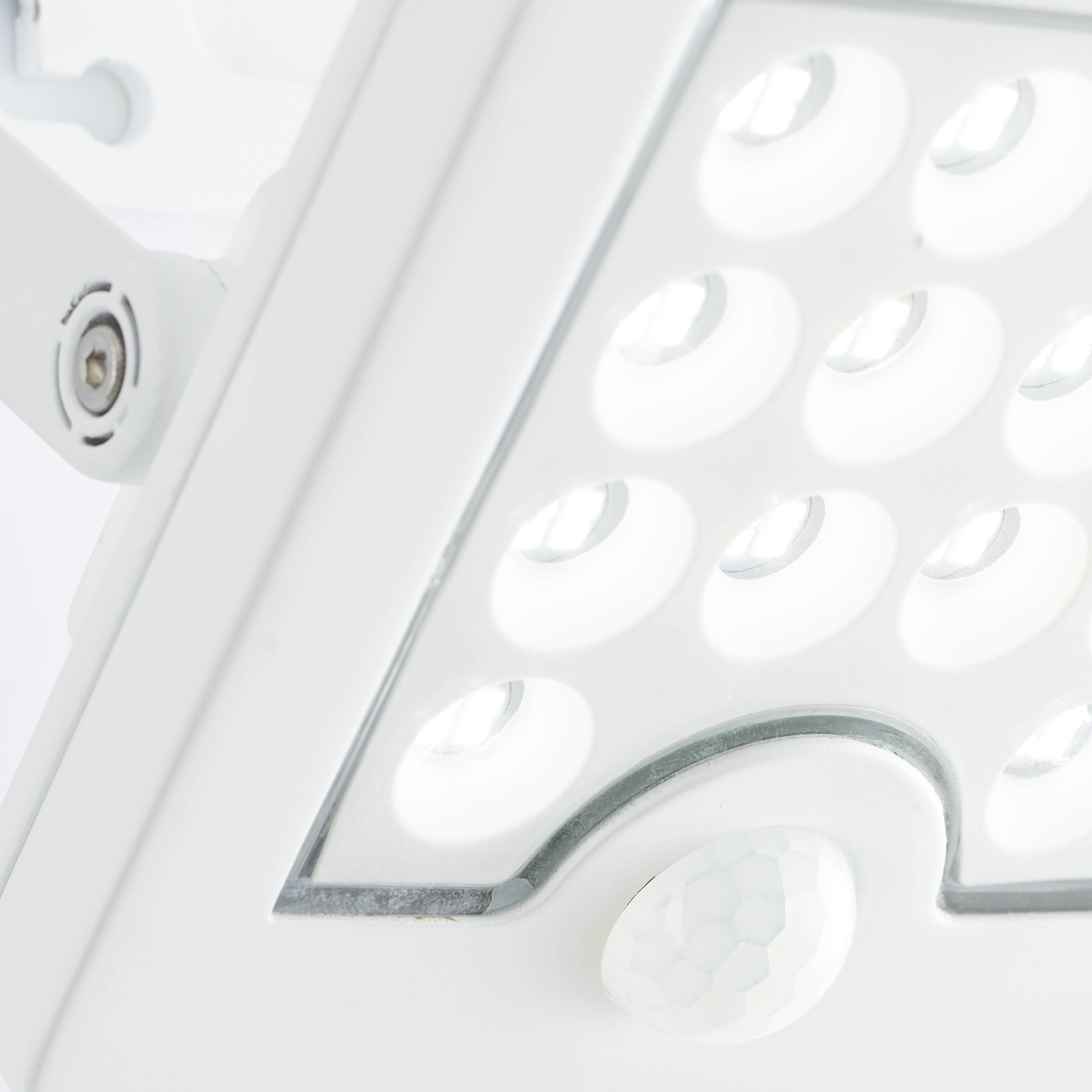 Gros plan d'un luminaire à LED avec plusieurs ampoules lumineuses disposées selon un motif géométrique.