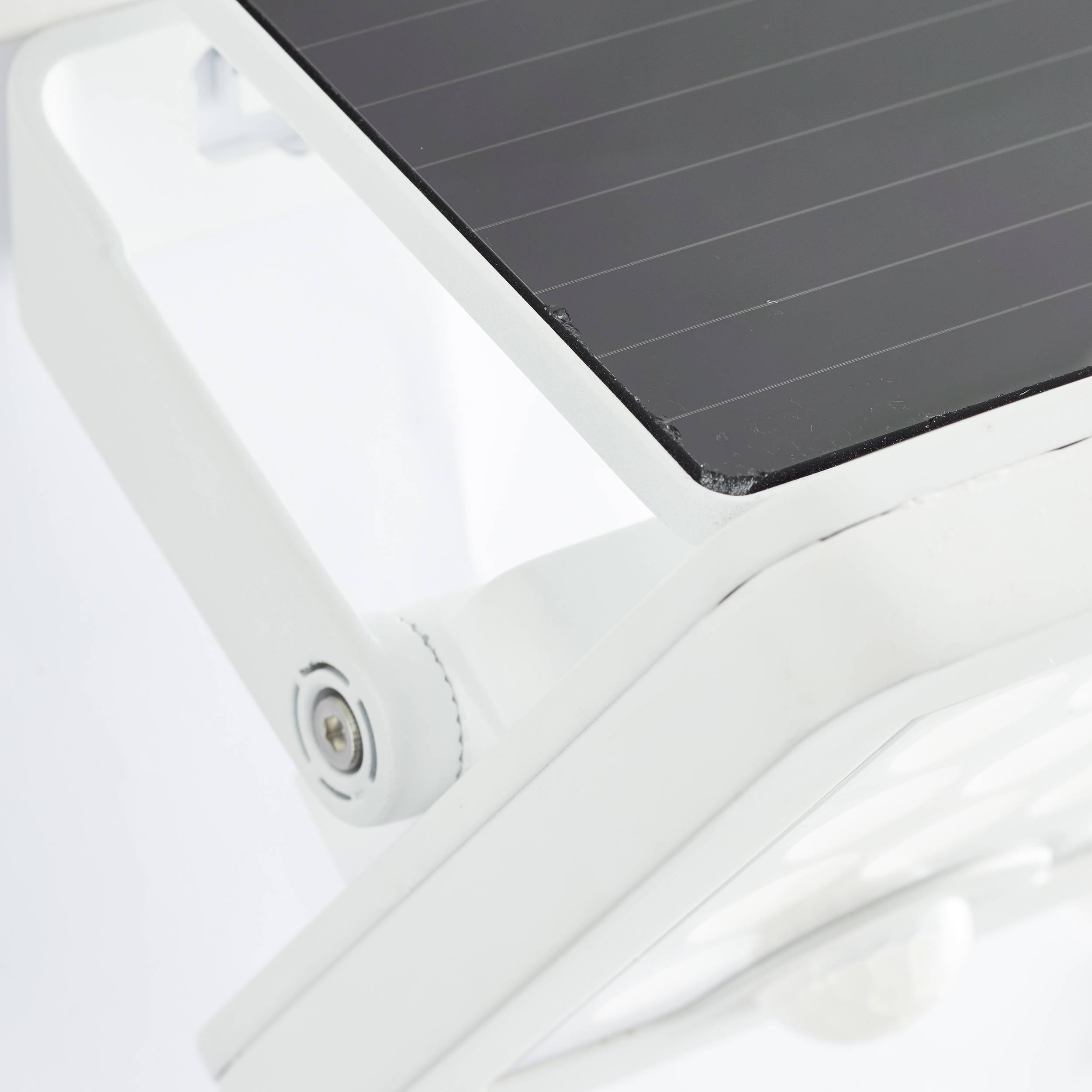 Panneau solaire noir sur un support pliable blanc.