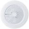 Ventilateur de plafond rond blanc avec un motif en grille au centre, vu de dessous. Idéal pour la circulation de l'air à l'intérieur.