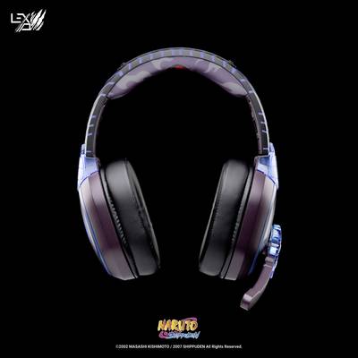 Un casque futuriste à thème Naruto sur fond noir. Au centre, le logo de 'Naruto Shippuden'.