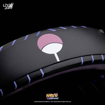 Un casque noir avec le symbole d'un éventail stylisé. Logo de 'Naruto Shippuden' et mention de copyright en bas.