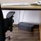 Un bureau avec un clavier, un livre et une chaise. Sous le bureau se trouve un système de gestion des câbles qui les organise.