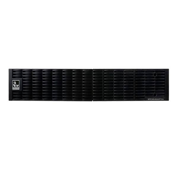 Haut-parleur noir sur fond blanc, au design rectangulaire avec de petites fentes de ventilation.