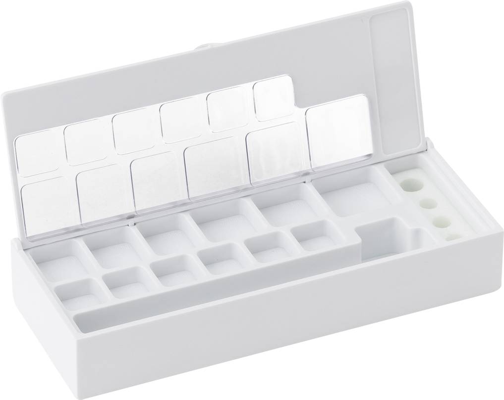 Boîte à pilules blanche vide avec couvercle ouvert, présentant plusieurs petits compartiments pour le rangement des médicaments.