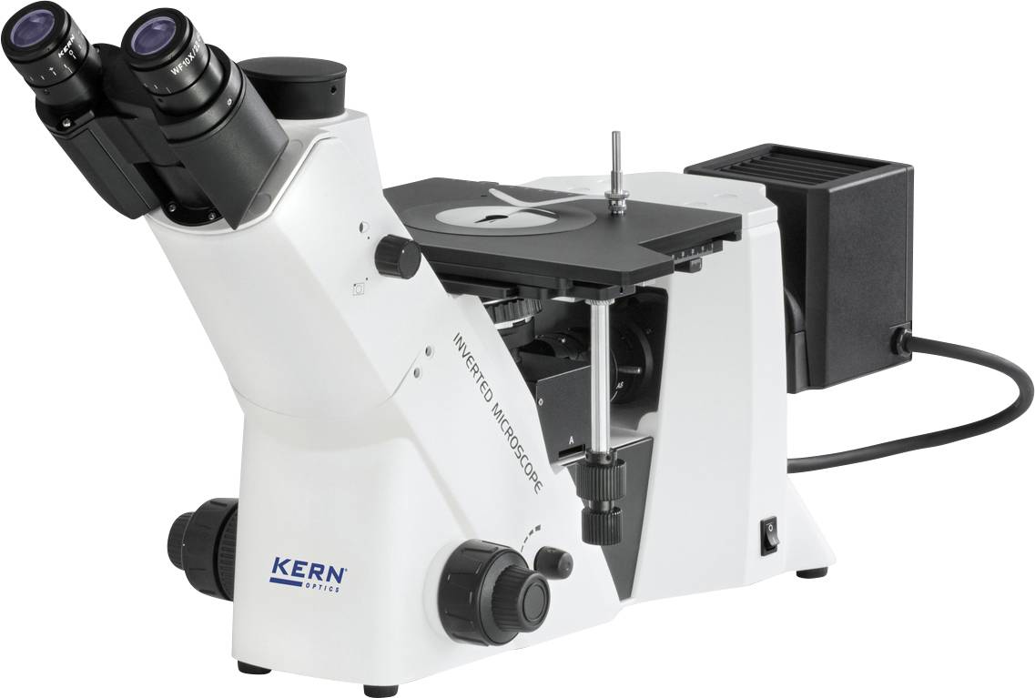 Un microscope inversé à deux oculaires et un porte-échantillon, étiqueté 'Kern', sur un fond blanc.