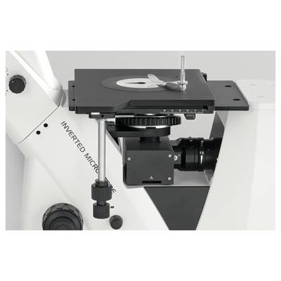Gros plan d'un microscope inversé avec plateforme ajustable et molette de mise au point, utilisé pour l'analyse d'échantillons.