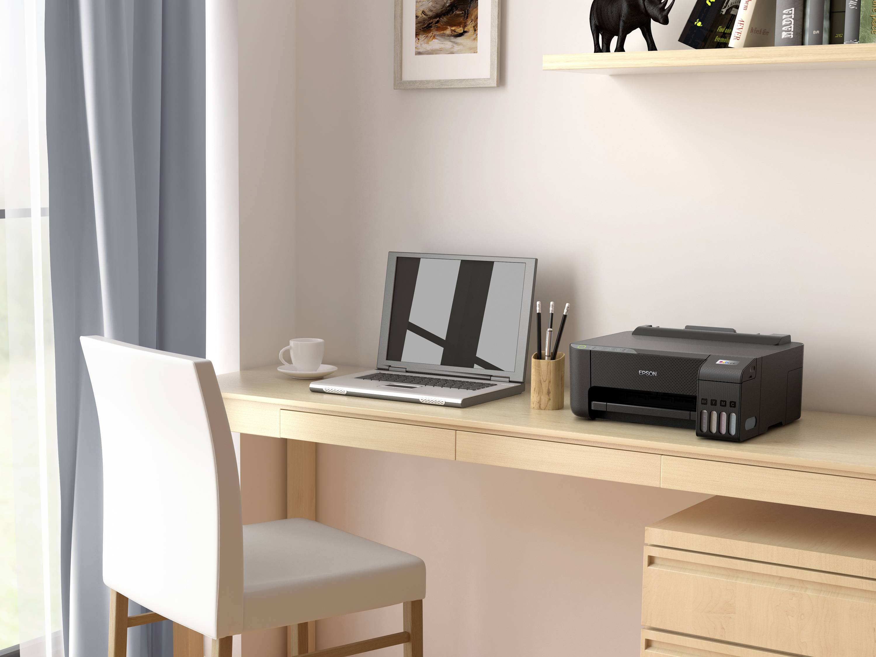 Un bureau moderne et bien rangé avec un ordinateur portable, une tasse, des stylos et une imprimante ; décoration murale discrète en arrière-plan.