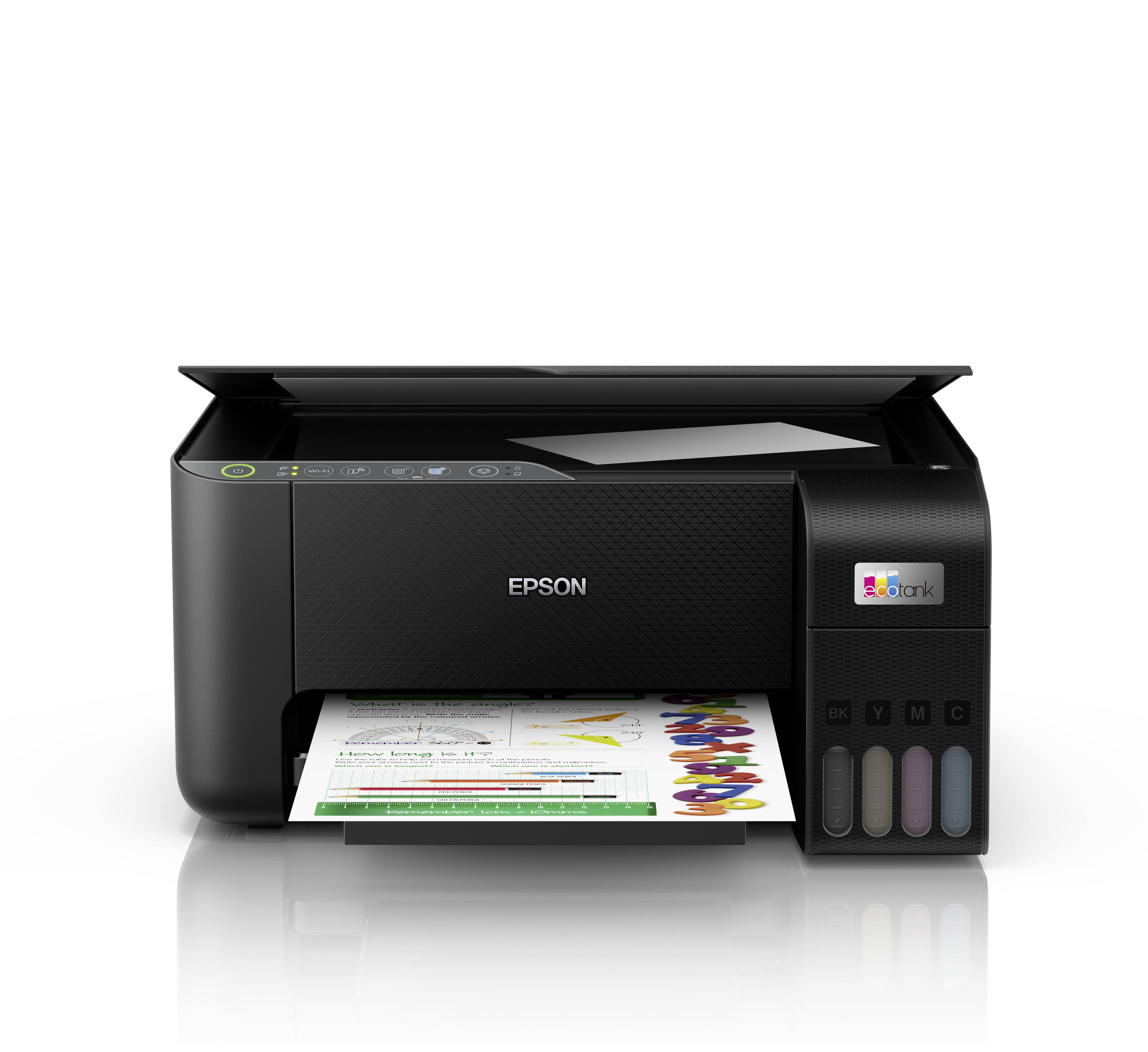Une imprimante Epson noire imprime un document en couleur. Des cartouches d'encre sont visibles sur le devant de l'appareil.