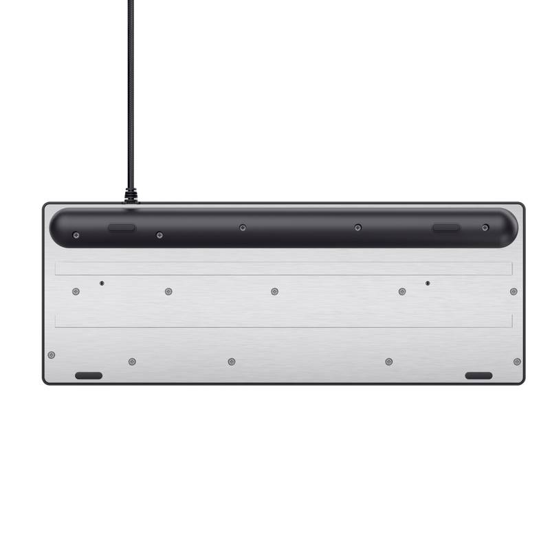 Un clavier en aluminium argenté, rectangulaire, vu de dessous, avec un câble noir sortant du milieu du bord supérieur.