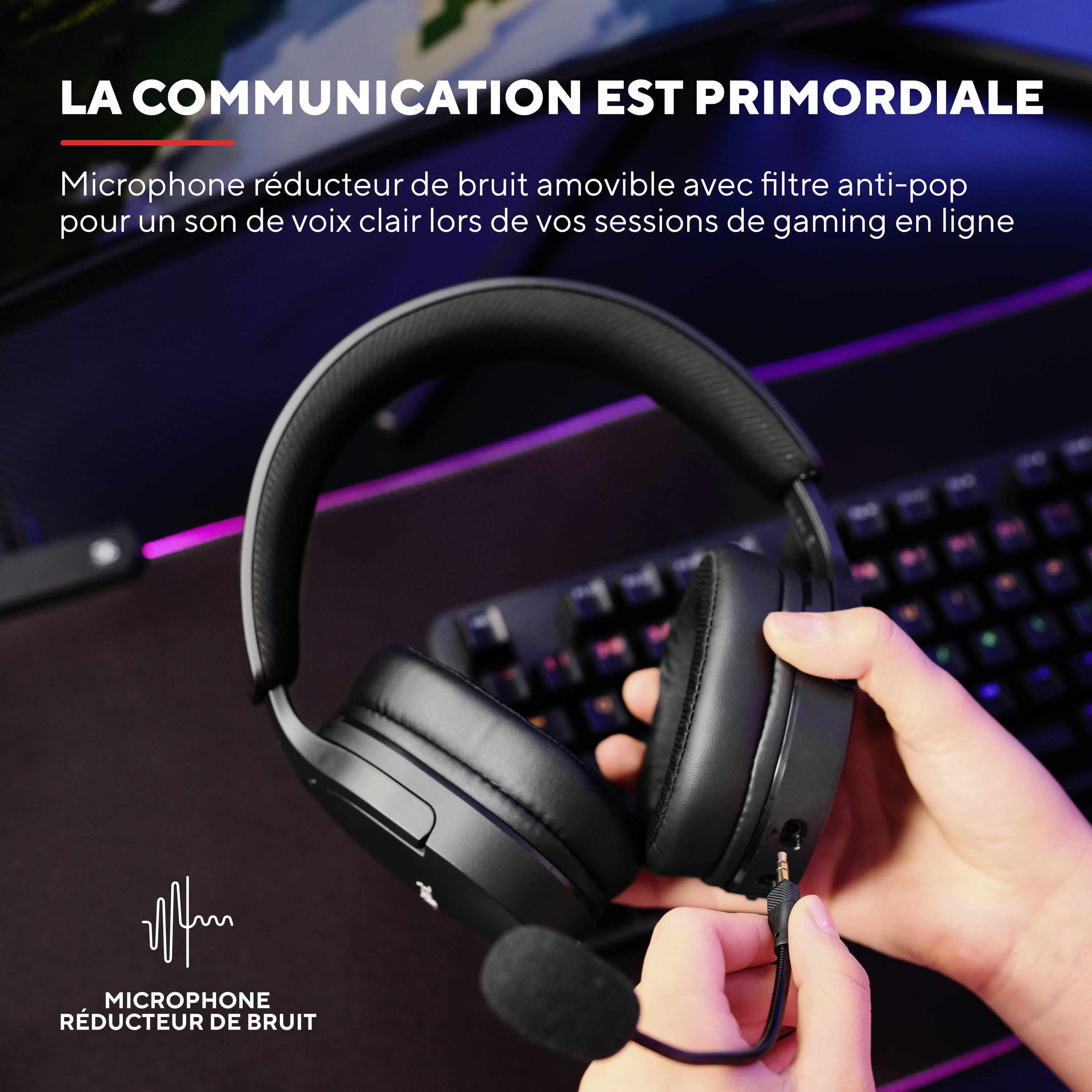 Casque avec microphone antibruit amovible posé sur un bureau, promu pour une communication claire lors de sessions de jeux vidéo.