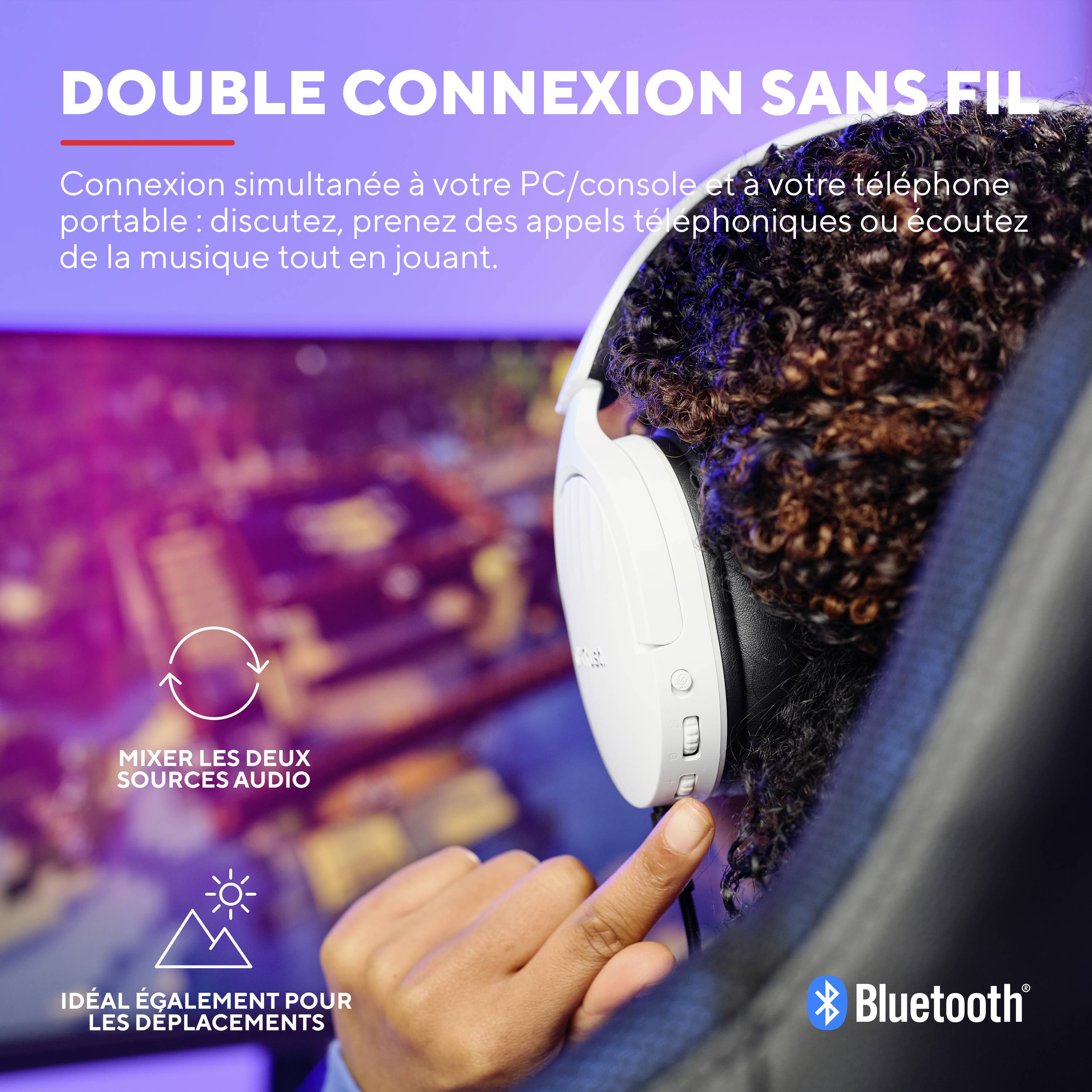 Quelqu'un porte un casque blanc sans fil devant un écran. Le texte décrit l'utilisation simultanée sur PC et appareil mobile.