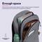 Un sac à dos gris avec une poche avant ouverte présente des compartiments pour téléphone portable, carnet, stylos et bouteille d'eau, idéal pour l'organisation.