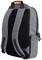 Un sac à dos gris avec un dos rembourré en noir et des bretelles réglables, qui tient debout. Adapté pour l'école ou le travail.