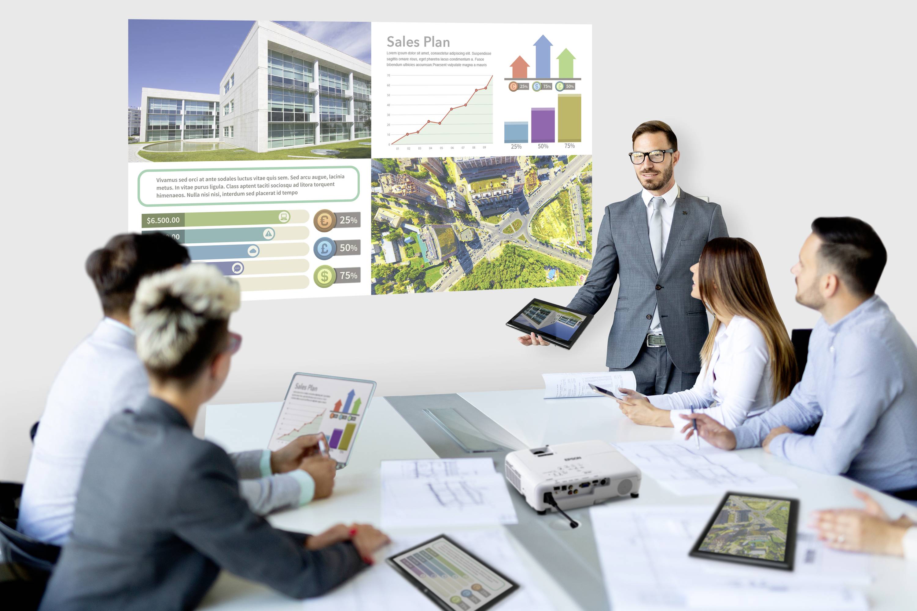 Une réunion d'affaires avec cinq personnes. Un homme présente un plan de vente sur un écran montrant des diagrammes et des statistiques.