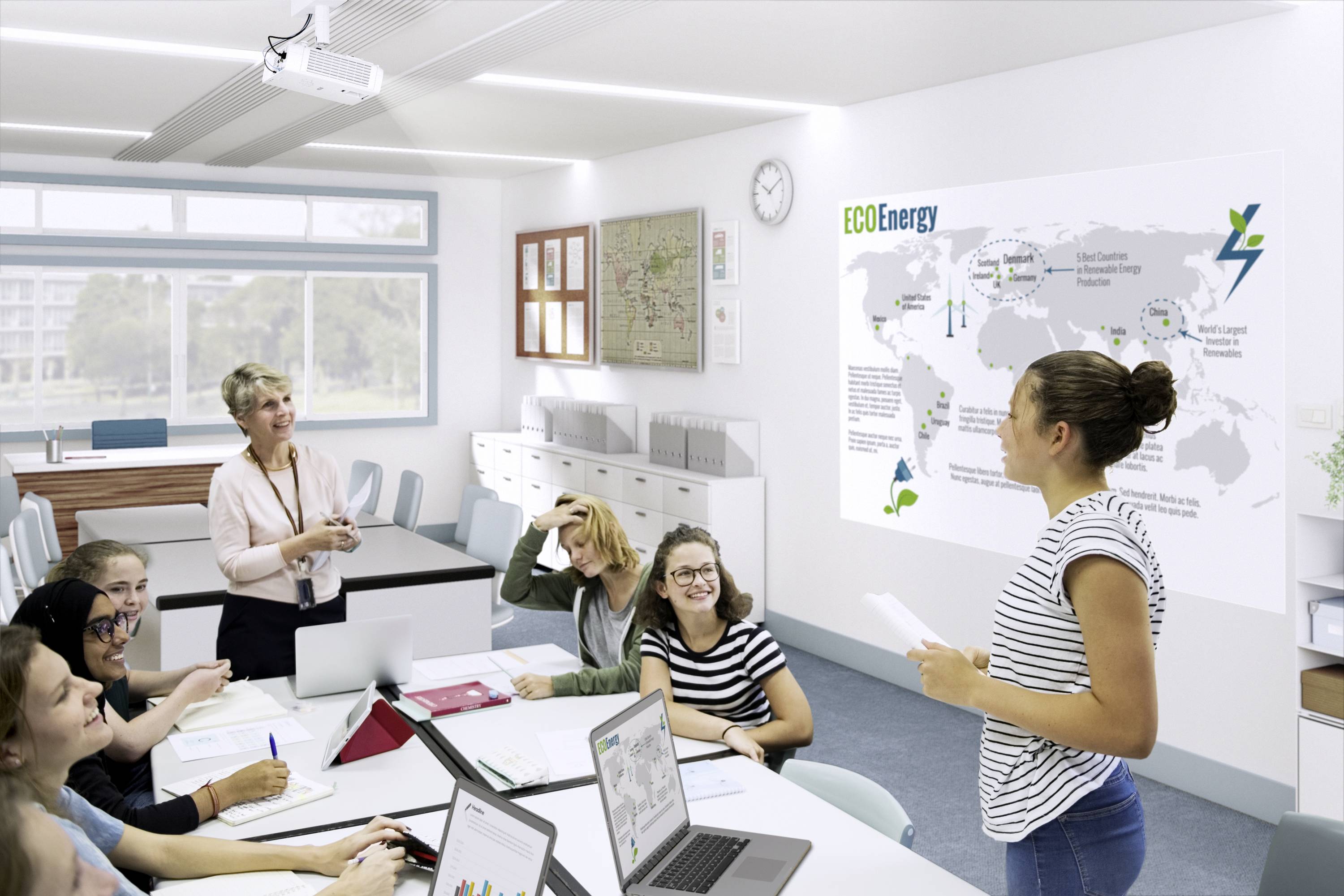 Une femme présente des informations sur 'ECO Energy' à l'aide d'une carte du monde dans une salle de conférence moderne. Des personnes écoutent attentivement et utilisent des ordinateurs portables.