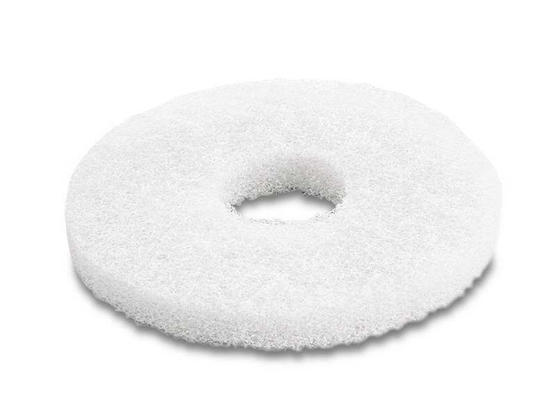 Éponge à récurer ronde, plate, blanche avec une ouverture centrale. Elle est fréquemment utilisée pour nettoyer diverses surfaces.