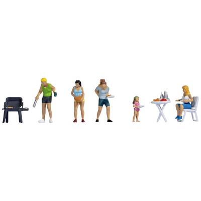 Figurines miniatures d'une famille faisant un barbecue. Un homme fait griller, une femme tient un plateau, un homme avec une assiette, un enfant et une femme à table.