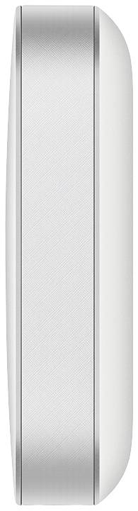 Un disque blanc et rond aux bords argentés brillants. Il paraît lisse et moderne, évoquant un appareil technologique.