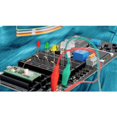 Un circuit électronique sur une carte de circuit imprimé avec des LED, des fils et des composants. Illustre le fonctionnement des circuits et des connexions.